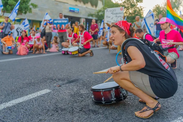 Hayfa, İsrail - 15 Temmuz 2023: Genç protestocular topluluğu. 28 haftalık tartışmalı adli elden geçirme protestosunun bir parçası. Hayfa, İsrail