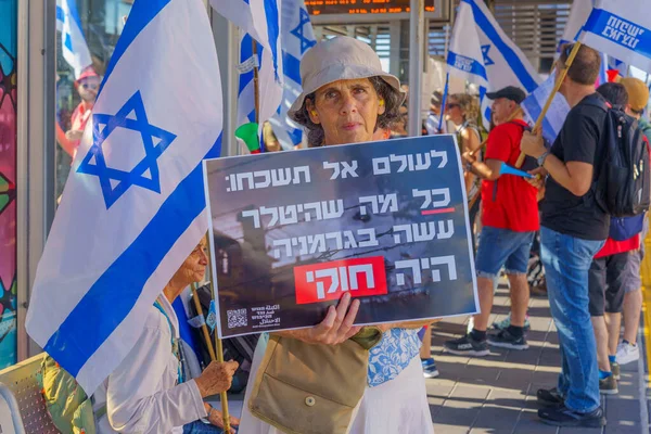 Haifa Izrael Července 2023 Lidé Protestují Vlajkami Různými Znameními Vlakovém — Stock fotografie