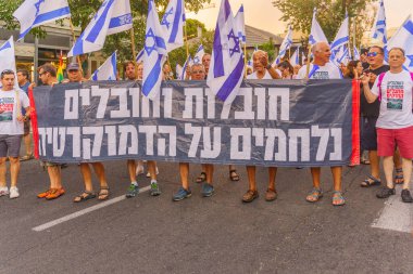 Hayfa, İsrail - 22 Temmuz 2023: İnsanlar bayraklar ve çeşitli işaretlerle yürüyor. 29 haftalık tartışmalı adli elden geçirme protestosunun bir parçası. Hayfa, İsrail