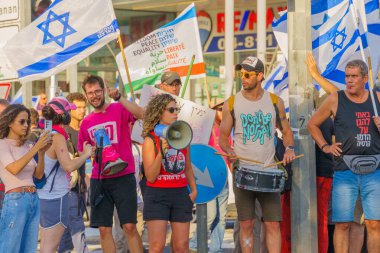 Hayfa, İsrail - 24 Temmuz 2023: İnsanlar, mahkeme yetkisini sınırlayan yasayı protesto etmek amacıyla bayraklar ve çeşitli tabelalarla protesto ediyorlar. Hayfa, İsrail