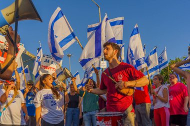 Hayfa, İsrail - 24 Temmuz 2023: İnsanlar, mahkeme yetkisini sınırlayan yasayı protesto etmek amacıyla bayraklar ve çeşitli tabelalarla protesto ediyorlar. Hayfa, İsrail