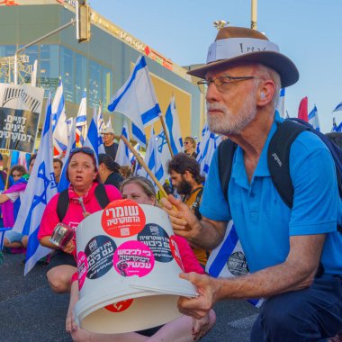 Hayfa, İsrail - 24 Temmuz 2023: İnsanlar, mahkeme yetkisini sınırlayan yasayı protesto etmek amacıyla bayraklar ve çeşitli tabelalarla protesto ediyorlar. Hayfa, İsrail