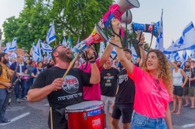 Hayfa, İsrail - 24 Temmuz 2023: İnsanlar, mahkeme yetkisini sınırlayan yasayı protesto etmek amacıyla bayraklar ve çeşitli tabelalarla protesto ediyorlar. Hayfa, İsrail
