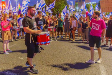 Hayfa, İsrail - 24 Temmuz 2023: İnsanlar, mahkeme yetkisini sınırlayan yasayı protesto etmek amacıyla bayraklar ve çeşitli tabelalarla protesto ediyorlar. Hayfa, İsrail