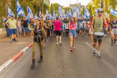 Hayfa, İsrail - 29 Temmuz 2023: İnsanlar slogan altında çeşitli işaretlerle yürüyorlar: Asla teslim olmayacağız. 30 haftalık tartışmalı adli elden geçirme protestosunun bir parçası. Hayfa, İsrail