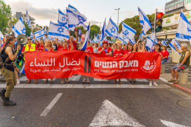 Hayfa, İsrail - 29 Temmuz 2023: İnsanlar kadınların sağ işaretleriyle yürür. 30 haftalık tartışmalı adli elden geçirme protestosunun bir parçası. Hayfa, İsrail