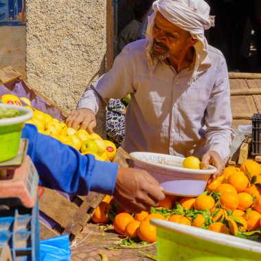 Rissani, Fas - 2 Nisan 2023: Market sahnesi, sebze tezgahları, satıcılar ve müşterilerle Rissani, Sahra Çölü, Fas