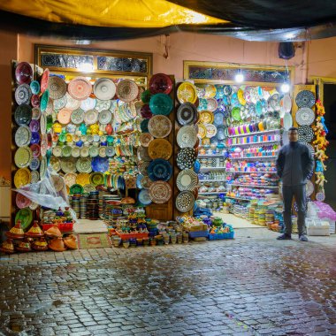 Marakeş, Fas - 4 Nisan 2023: Jemaa el-Fnaa meydanında yağmurlu bir gece manzarası, Marakeş, Fas 'ta çeşitli tezgahlar, yerliler ve ziyaretçiler