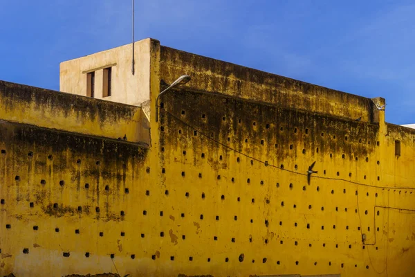 Duvarlarında delikler olan eski binalar, Fas 'ın eski Medine' si.