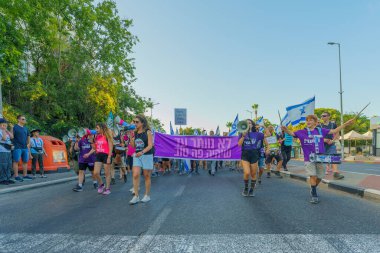 Hayfa, İsrail - 05 Ağustos 2023: İnsanlar çeşitli bayrak ve işaretlerle yürüyor, slogan: Daha iyi bir gelecekten vazgeçmeyeceğiz. Tartışmalı adli elden geçirme karşıtı 31. hafta protestosu. Hayfa, İsrail