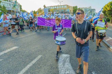 Hayfa, İsrail - 05 Ağustos 2023: İnsanlar çeşitli bayrak ve işaretlerle yürüyor, slogan: Daha iyi bir gelecekten vazgeçmeyeceğiz. Tartışmalı adli elden geçirme karşıtı 31. hafta protestosu. Hayfa, İsrail