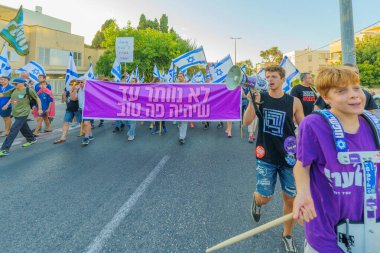 Hayfa, İsrail - 05 Ağustos 2023: İnsanlar çeşitli bayrak ve işaretlerle yürüyor, slogan: Daha iyi bir gelecekten vazgeçmeyeceğiz. Tartışmalı adli elden geçirme karşıtı 31. hafta protestosu. Hayfa, İsrail