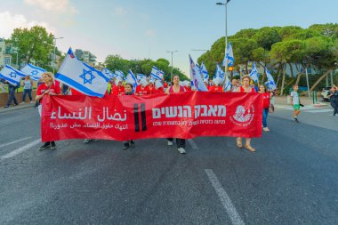 Hayfa, İsrail - 05 Ağustos 2023: İnsanlar kadınların sağ işaretleriyle yürür. 31 haftalık tartışmalı adli elden geçirme protestosunun bir parçası. Hayfa, İsrail