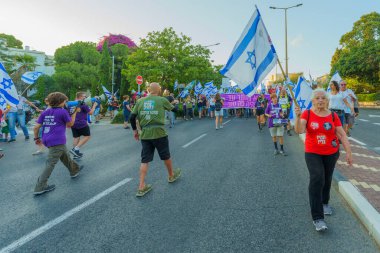 Hayfa, İsrail - 05 Ağustos 2023: İnsanlar çeşitli bayrak ve işaretlerle yürüyor, slogan: Daha iyi bir gelecekten vazgeçmeyeceğiz. Tartışmalı adli elden geçirme karşıtı 31. hafta protestosu. Hayfa, İsrail