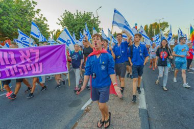 Hayfa, İsrail - 05 Ağustos 2023: İnsanlar çeşitli bayrak ve işaretlerle yürüyor, slogan: Daha iyi bir gelecekten vazgeçmeyeceğiz. Tartışmalı adli elden geçirme karşıtı 31. hafta protestosu. Hayfa, İsrail