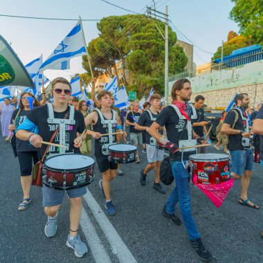 Hayfa, İsrail - 05 Ağustos 2023: Bir grup davulcu protesto eylemine katıldı. 31 haftalık tartışmalı adli elden geçirme protestosunun bir parçası. Hayfa, İsrail