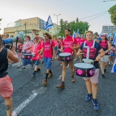 Hayfa, İsrail - 05 Ağustos 2023: Bir grup davulcu protesto eylemine katıldı. 31 haftalık tartışmalı adli elden geçirme protestosunun bir parçası. Hayfa, İsrail
