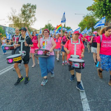 Hayfa, İsrail - 05 Ağustos 2023: Bir grup davulcu protesto eylemine katıldı. 31 haftalık tartışmalı adli elden geçirme protestosunun bir parçası. Hayfa, İsrail