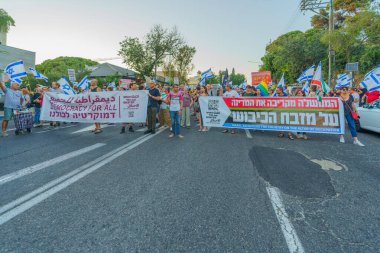 Hayfa, İsrail - 05 Ağustos 2023: İnsanlar işgal karşıtı işaretlerle yürüyor. 31 haftalık tartışmalı adli elden geçirme protestosunun bir parçası. Hayfa, İsrail