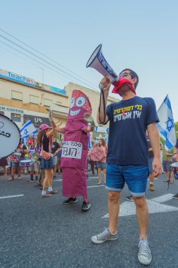 Hayfa, İsrail - 05 Ağustos 2023: Bir grup davulcu protesto eylemine katıldı. 31 haftalık tartışmalı adli elden geçirme protestosunun bir parçası. Hayfa, İsrail