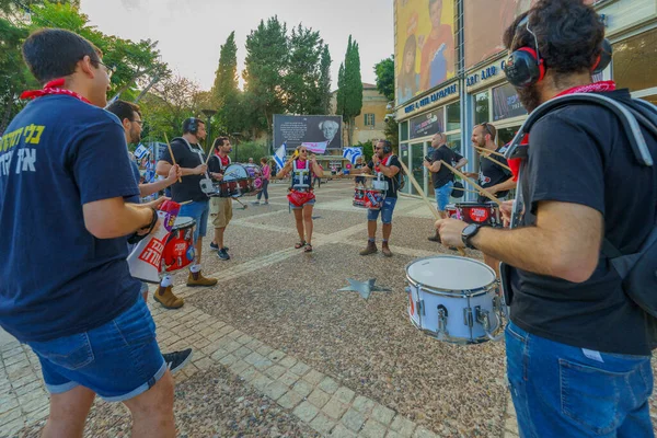 Hayfa, İsrail - 05 Ağustos 2023: Bir grup davulcu protesto eylemine katıldı. 31 haftalık tartışmalı adli elden geçirme protestosunun bir parçası. Hayfa, İsrail