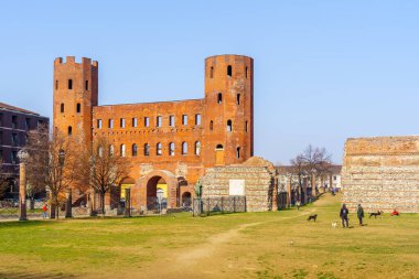 Torino, İtalya - 25 Şubat 2022: Torino, Piedmont, Kuzey İtalya 'da yerel halk ve ziyaretçilerle Palatine Gate ve park manzarası