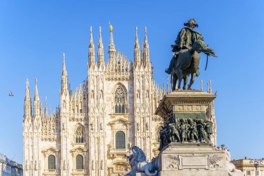 Milan, İtalya - 03 Mart 2022: Vittorio Emanuele Heykeli (1879 tarihli) ve arka planda Katedral (Duomo), Milano, Lombardiya, Kuzey İtalya