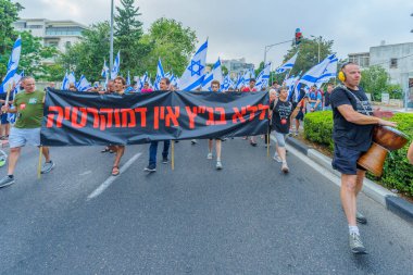Hayfa, İsrail - 12 Ağustos 2023: İnsanlar çeşitli bayrak ve işaretlerle yürüyor. Tartışmalı adli elden geçirme karşıtı 32. hafta protestosu. Hayfa, İsrail