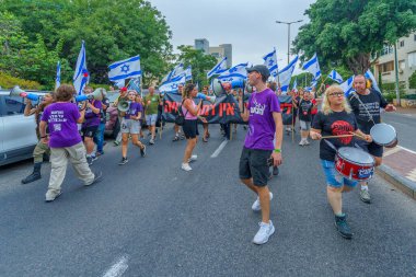 Hayfa, İsrail - 12 Ağustos 2023: İnsanlar çeşitli bayrak ve işaretlerle yürüyor. Tartışmalı adli elden geçirme karşıtı 32. hafta protestosu. Hayfa, İsrail