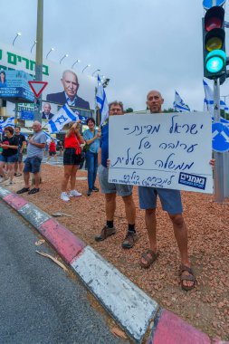 Hayfa, İsrail - 12 Ağustos 2023: İnsanlar çeşitli bayrak ve işaretlerle yürüyor. Tartışmalı adli elden geçirme karşıtı 32. hafta protestosu. Hayfa, İsrail