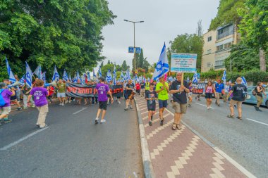 Hayfa, İsrail - 12 Ağustos 2023: İnsanlar çeşitli bayrak ve işaretlerle yürüyor. Tartışmalı adli elden geçirme karşıtı 32. hafta protestosu. Hayfa, İsrail