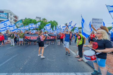 Hayfa, İsrail - 12 Ağustos 2023: İnsanlar çeşitli bayrak ve işaretlerle yürüyor. Tartışmalı adli elden geçirme karşıtı 32. hafta protestosu. Hayfa, İsrail