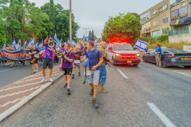 Hayfa, İsrail - 12 Ağustos 2023: Protestocular yürüyüş sırasında bir ambulansın geçmesine izin verdiler. Tartışmalı adli elden geçirme karşıtı 32. hafta protestosu. Hayfa, İsrail