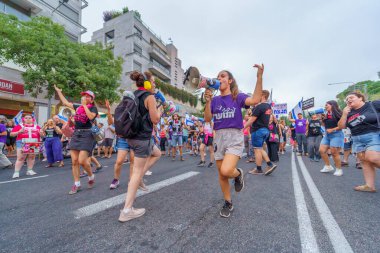 Hayfa, İsrail - 12 Ağustos 2023: Bir grup genç davulcu protestoya katıldı. 32 haftalık tartışmalı adli elden geçirme protestosunun bir parçası. Hayfa, İsrail