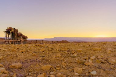 Güney İsrail 'deki Negev Çölü' ndeki Makhtesh (krater) Ramon 'un günbatımı manzarası. Büyük bir erozyon sirkinin jeolojik bir alanı.