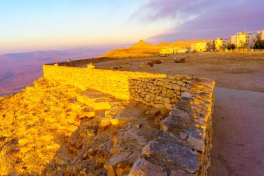 Mitzpe Ramon kasabasının Makhtesh Ramon manzarası, Negev Çölü, Güney İsrail
