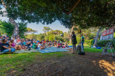 Hayfa, İsrail - 19 Ağustos 2023: İsrailli Filistinli Barış İçin Yas Tutan Ailelerin Toplu Toplantısı. 32 haftalık tartışmalı adli elden geçirme protestosunun bir parçası. Hayfa, İsrail