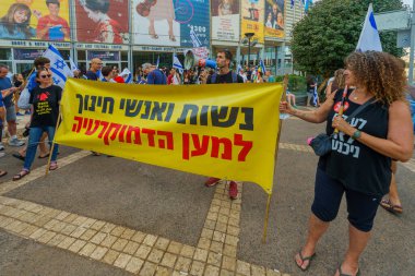 Hayfa, İsrail - 19 Ağustos 2023: Eğitim personeli bayrağı taşıyan insanlar. 32 haftalık tartışmalı adli elden geçirme protestosunun bir parçası. Hayfa, İsrail