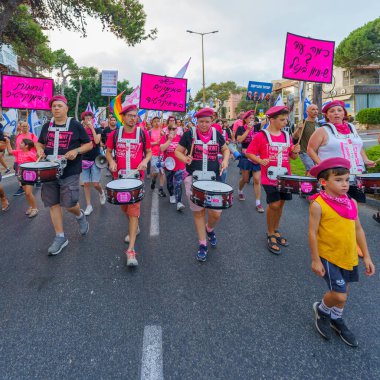 Hayfa, İsrail - 19 Ağustos 2023: Pembe cephe önderliğindeki protesto yürüyüşü. 33 haftalık tartışmalı adli elden geçirme protestosu. Hayfa, İsrail