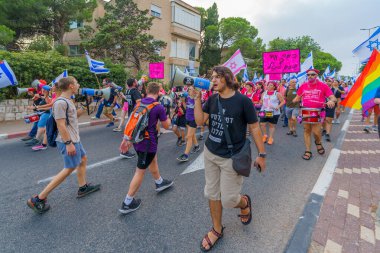 Hayfa, İsrail - 19 Ağustos 2023: İnsanlar çeşitli bayrak ve işaretlerle yürüyor. 33 haftalık tartışmalı adli elden geçirme protestosu. Hayfa, İsrail
