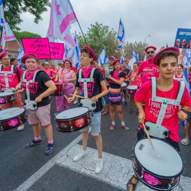 Hayfa, İsrail - 19 Ağustos 2023: Pembe cephe önderliğindeki protesto yürüyüşü. 33 haftalık tartışmalı adli elden geçirme protestosu. Hayfa, İsrail