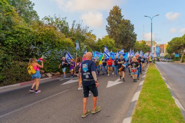 Hayfa, İsrail - 26 Ağustos 2023: İnsanlar hava kuvvetleri pilotları tarafından yönetilen çeşitli işaret ve bayraklarla yürüyor. 34. hafta tartışmalı adli elden geçirme protestosu. Hayfa, İsrail