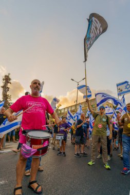 Hayfa, İsrail - 26 Ağustos 2023: İnsanlar hava kuvvetleri pilotları tarafından yönetilen çeşitli işaret ve bayraklarla yürüyor. 34. hafta tartışmalı adli elden geçirme protestosu. Hayfa, İsrail