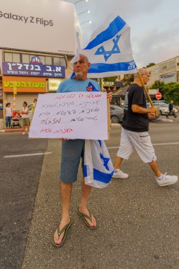 Hayfa, İsrail - 26 Ağustos 2023: İnsanlar çeşitli tabela ve bayraklarla protesto ediyorlar. 34. hafta tartışmalı adli elden geçirme protestosu. Hayfa, İsrail