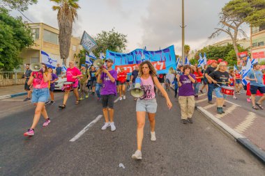 Hayfa, İsrail - 26 Ağustos 2023: İnsanlar hava kuvvetleri pilotları tarafından yönetilen çeşitli işaret ve bayraklarla yürüyor. 34. hafta tartışmalı adli elden geçirme protestosu. Hayfa, İsrail