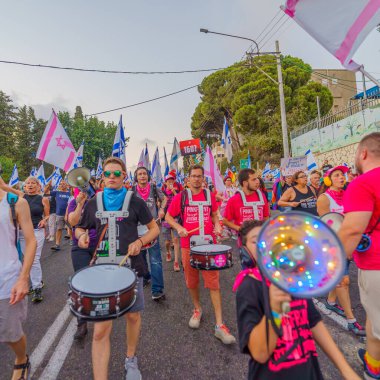 Hayfa, İsrail - 26 Ağustos 2023: Pembe cepheyle protesto yürüyüşü. 34. hafta tartışmalı adli elden geçirme protestosu. Hayfa, İsrail