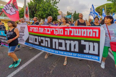 Hayfa, İsrail - 26 Ağustos 2023: Halk işgal karşıtı pankartlarla yürüyor. 34. hafta tartışmalı adli elden geçirme protestosu. Hayfa, İsrail