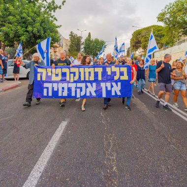 Hayfa, İsrail - 26 Ağustos 2023: İnsanlar akademik özgürlük bayrağıyla yürüyor. 34. hafta tartışmalı adli elden geçirme protestosu. Hayfa, İsrail