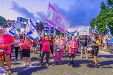 Hayfa, İsrail - 26 Ağustos 2023: Bir grup genç davulcu protesto gösterisine katıldı. 34. hafta tartışmalı adli elden geçirme protestosunun bir parçası. Hayfa, İsrail