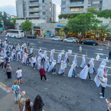 Hayfa, İsrail - 31 Ağustos 2023: Beyaz giysili kadınlar, Arap toplumunda artan şiddet ve cinayet oranlarını protesto yürüyüşünün bir parçası. Hayfa, İsrail